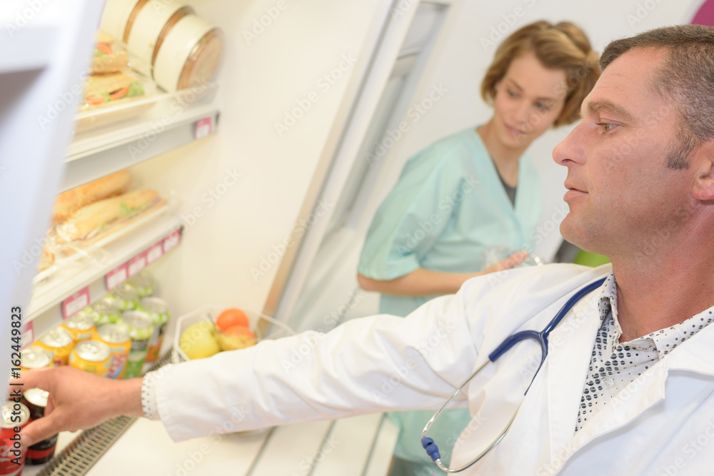 Obraz premium doctor taking soda at hospital