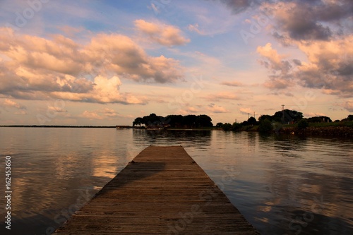 Fototapeta Naklejka Na Ścianę i Meble -  A day at the lake 