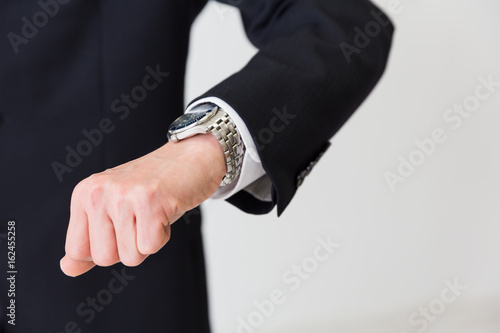 男性の手元 腕時計 ビジネス