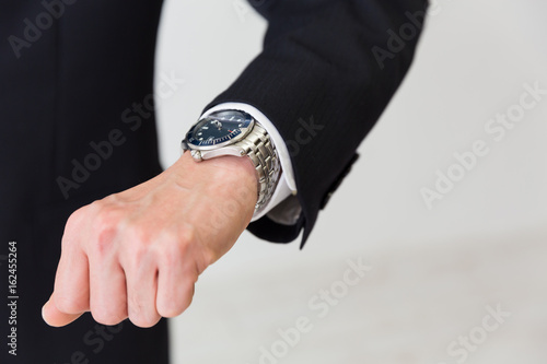 男性の手元　腕時計　ビジネス