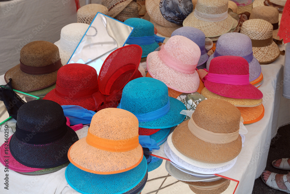 Marché de Fréjus : Chapeaux de paille de couleurs diverses