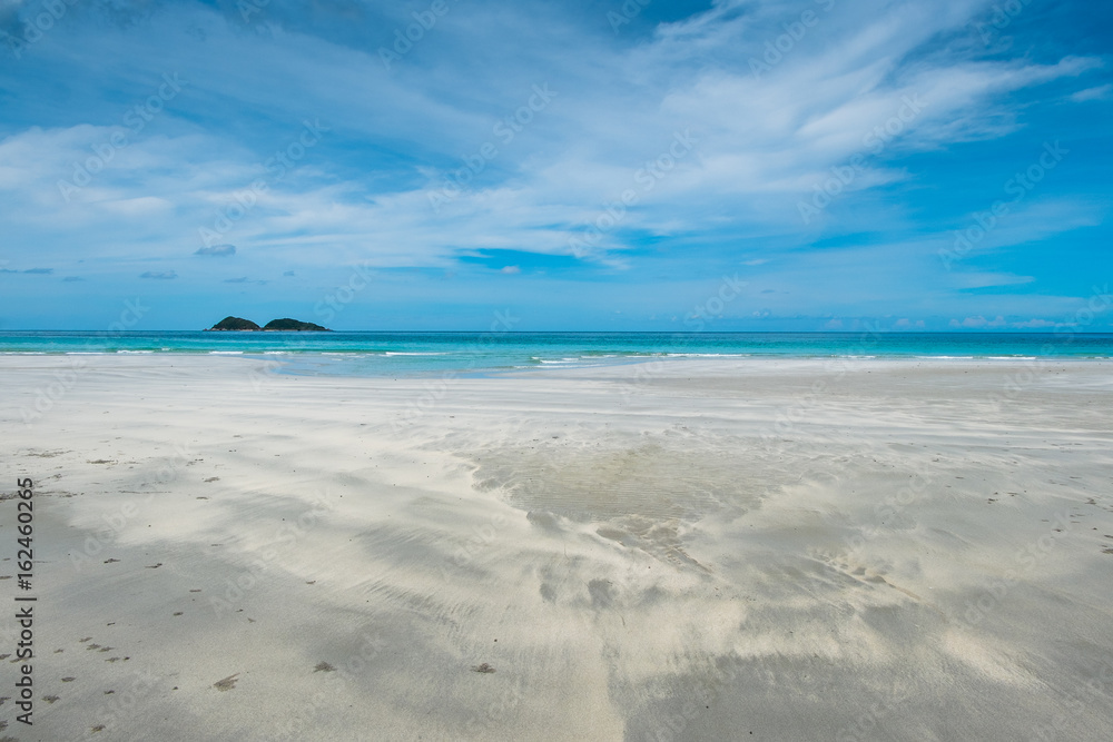 Obraz premium Clean beach and blue sky