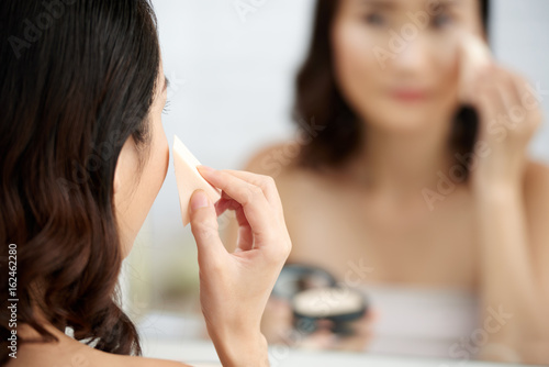 Using make-up sponge