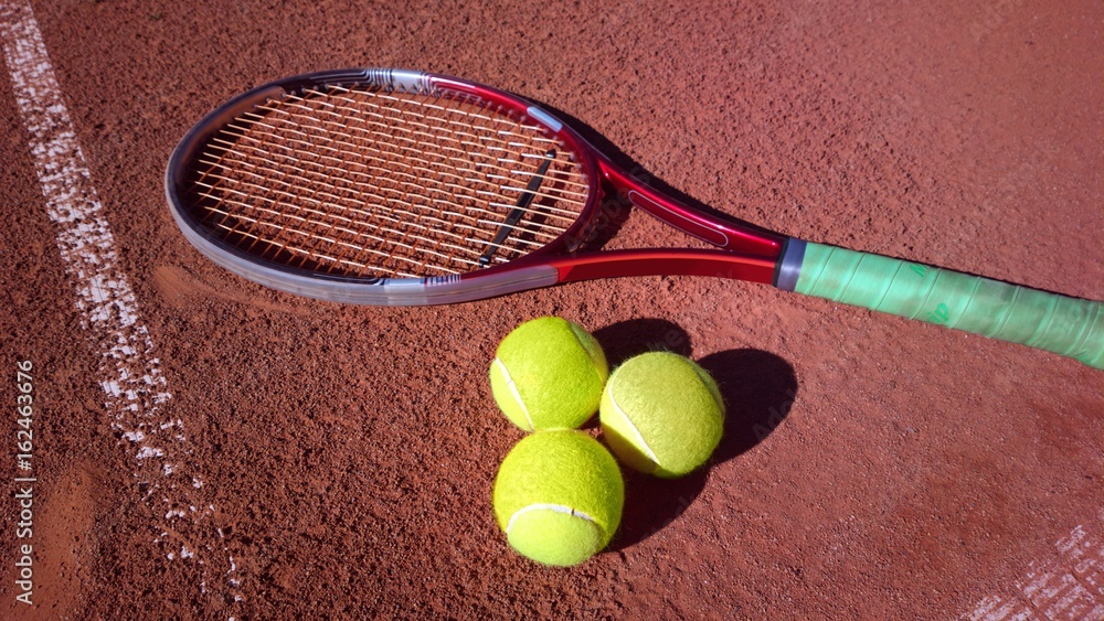 Tennisschläger mit Tennisbällen auf einem Tennisplatz