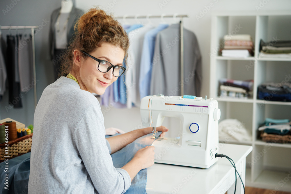 Obraz premium Pretty Seamstress