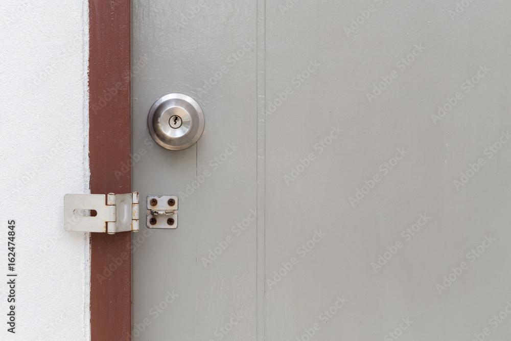 door with cylinder lock