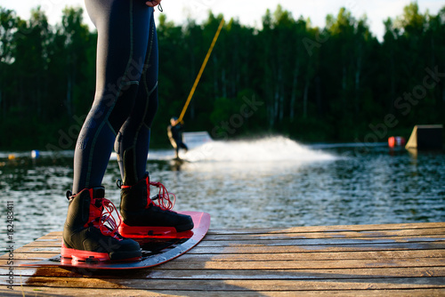 Foto men’s feet on a wakeboard