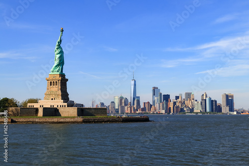 skyline of Manhattan with the Statue of Liberty in New York City © Alfredo