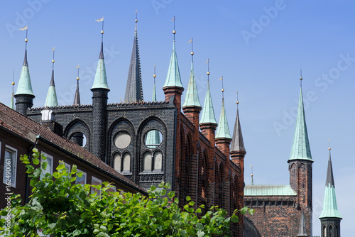 Obraz na płótnie lübeck, town hall façade with tower tips, detail w salonie