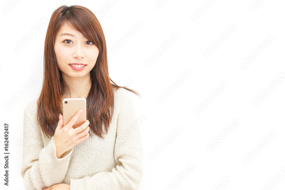 スマートフォンを使う若い日本人の女性