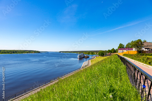 Fototapeta Naklejka Na Ścianę i Meble -  The shore of the grandiose Russian Volga river near the town of Myshkin on a summer day. Yaroslavl region
