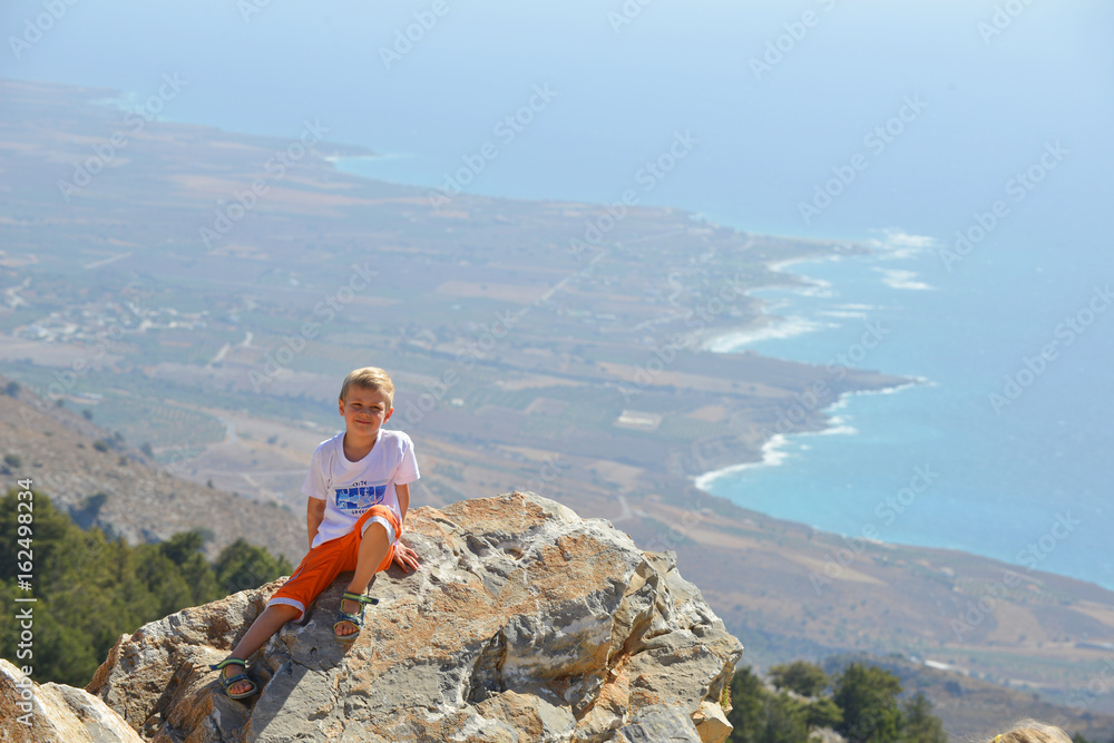 Naklejka premium boy on top of mountain