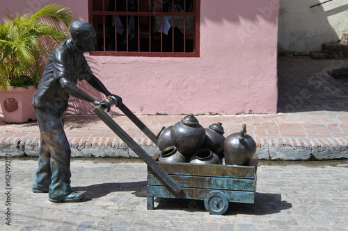 Kunst aus Bronze auf der Plaza del Carmen in Camagüey auf Kuba photo