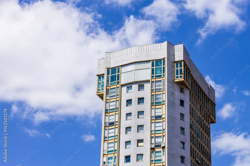Fototapeta premium Skyscraper in blue sky