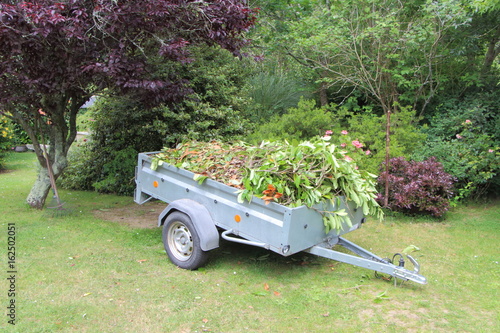Remorque remplie de déchets de jardin