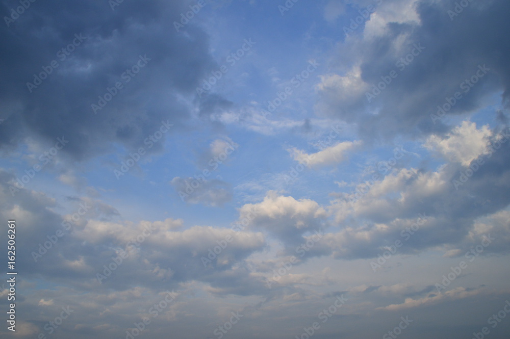 Morgenhimmel mit aufkommenden Regenwolken