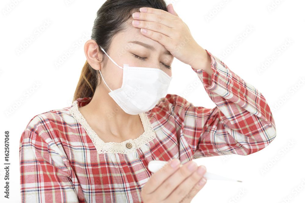 発熱の症状を訴える女性