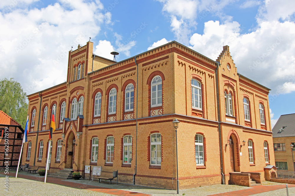 Brüel: Neogotisches Rathaus (um 1850, Mecklenburg-Vorpommern)