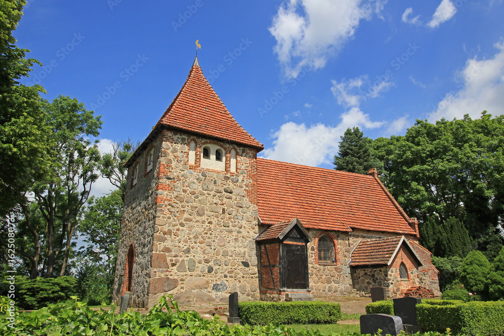 Laase: Kleine Feldsteinkirche (um 1400, Mecklenburg-Vorpommern)