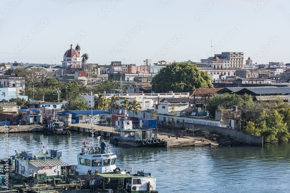 Hafen von Cienfuegos mit Kathedrale und Rathauskuppel.