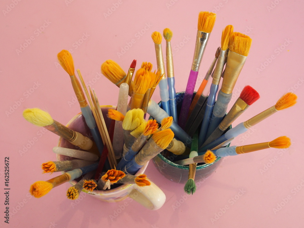 Fototapeta premium Farbige Pinsel im Wasserglas