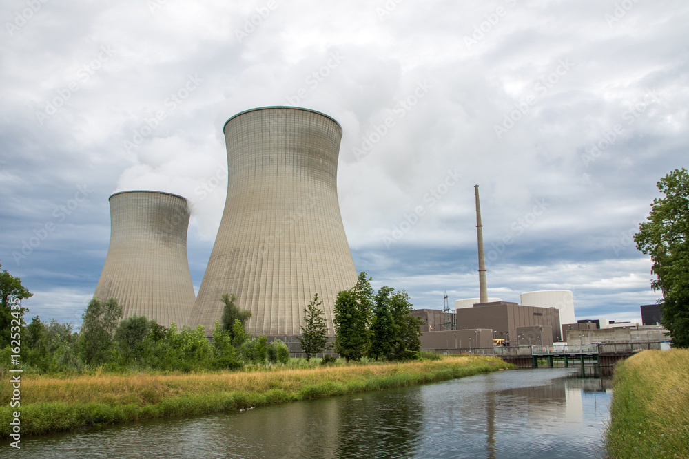 Kernkraftwerk Grundremmingen in Bayern, Kühltürme und Fluss