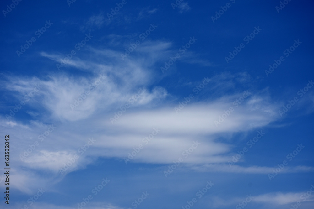 不思議な雲の流れと青空