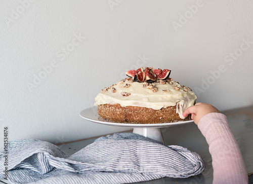 Kleines Kind nascht Kuchen photo