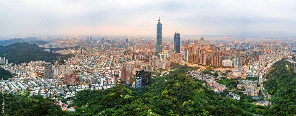 Fototapeta premium Taipei skyline aerial view at dusk