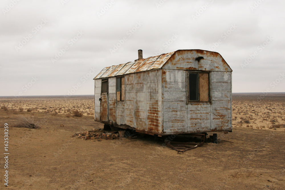 Obraz premium Abandoned dwelling in the desert
