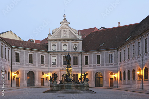 Obraz na plátně Brunnenhof in the Residenz, Munich