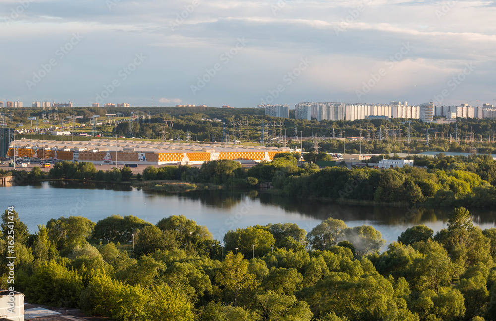 Obraz premium MOSCOW, RUSSIA - June, 2017: Kapotnya, Moskva Reka, Maryno and Brateevo, outskirts of UVAO Moscow, Russia. Summer view of city, park and Moscow River. Evening