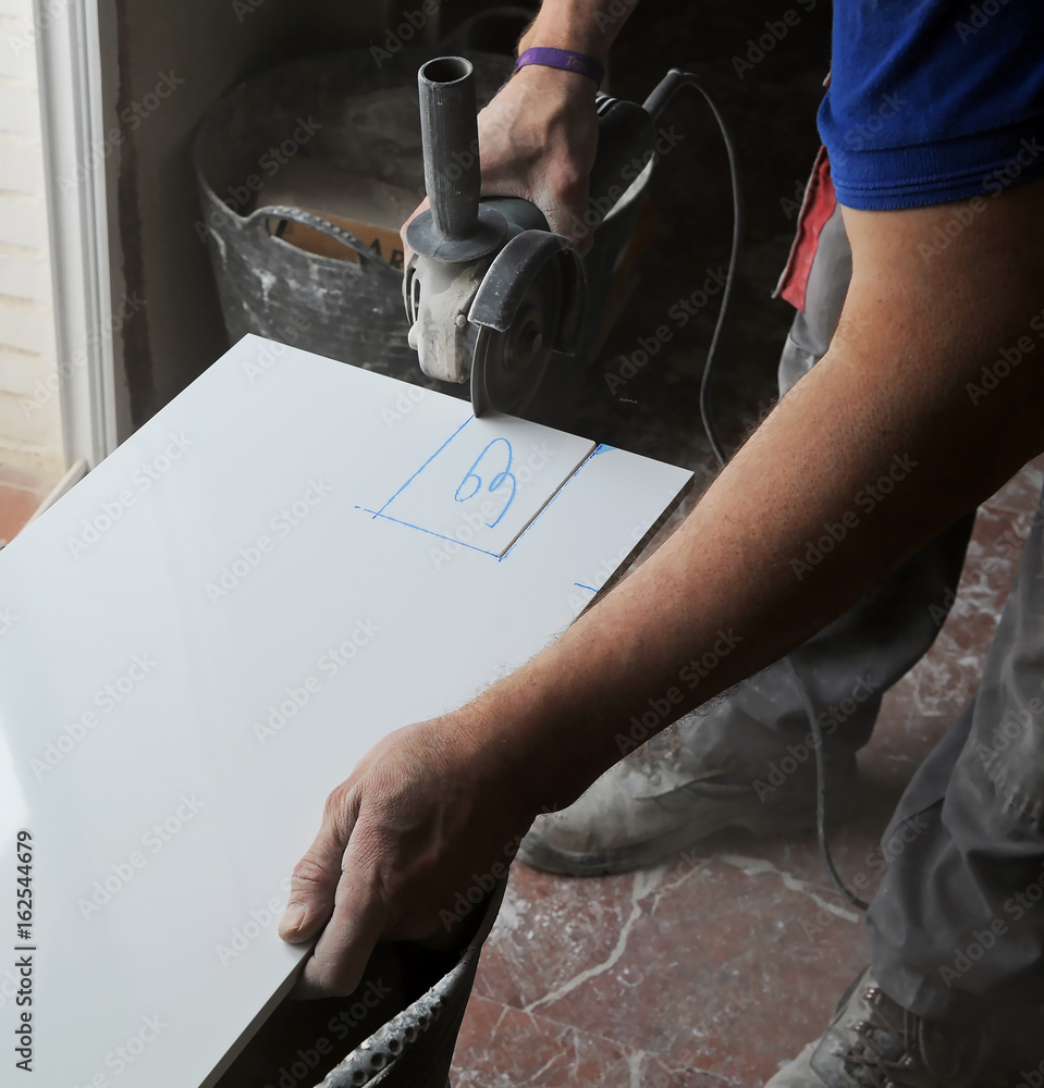 Obraz premium Cortar azulejos con radial