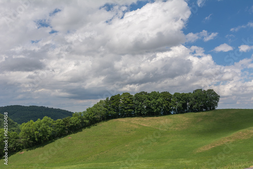 Fototapeta Naklejka Na Ścianę i Meble -  Hügel Landschaft Panorama mit Wolken