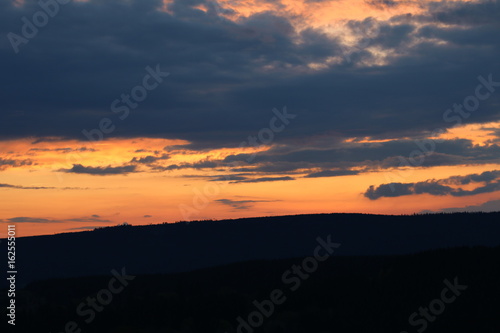 Glühender Himmel in den Harzer Bergen