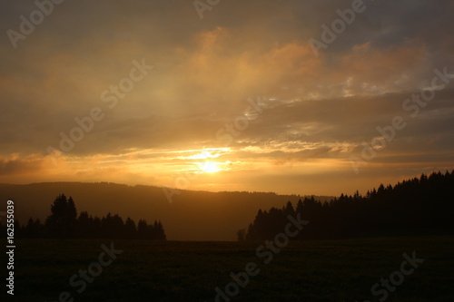 Goldener Sonnenaufgang im Harz in Sankt Andreasberg.