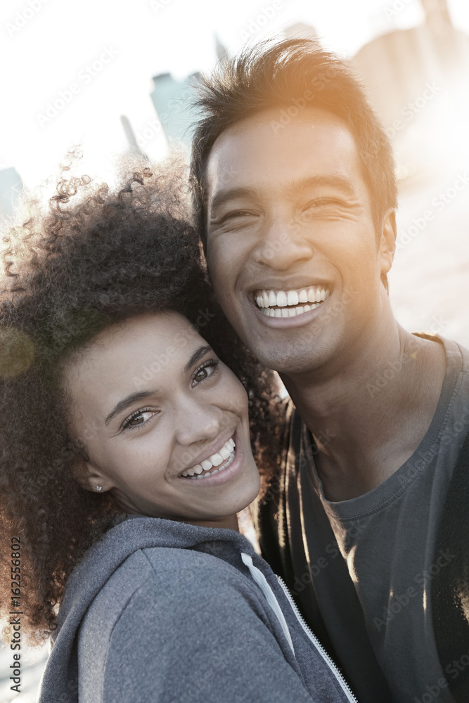 Fototapeta premium Couple enjoying scenery of Manhattan from Brooklyn Heights at sunset