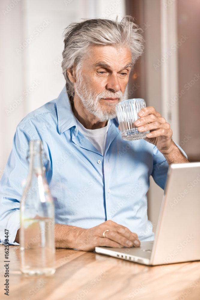 Senior surft im Internet Senior surft im Internet