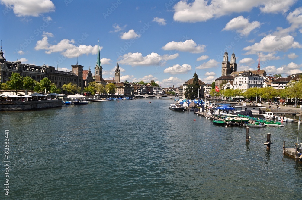 Panorama auf das Herzstück der Stadt Zürich am Zürichsee, mit Seebecken, Altstadt, Kirche Grossmünster, Frommster und St. Peter am Fluss Limmat