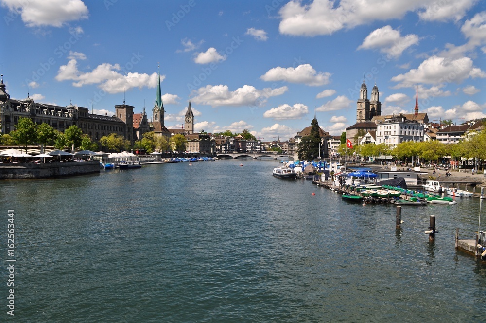 Fototapeta premium Panorama auf das Herzstück der Stadt Zürich am Zürichsee, mit Seebecken, Altstadt, Kirche Grossmünster, Frommster und St. Peter am Fluss Limmat
