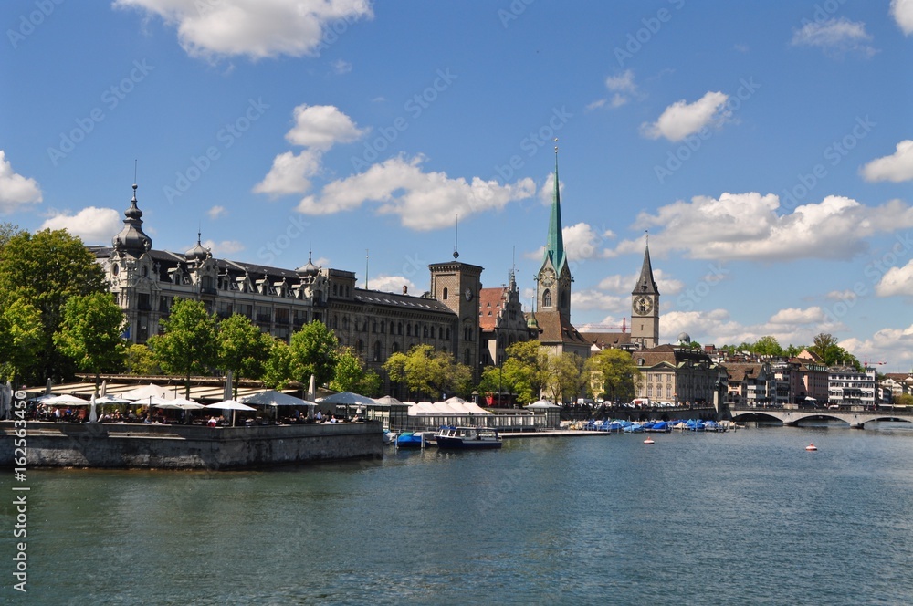 Stadt Zürich am Zürichsee mit Frommster Kirche , St. Peterskirche, Bauschänzli und dem Fluss Limmat