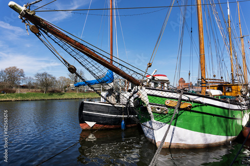 Segelboot und Fischerboot im Hafen von Lübeck
