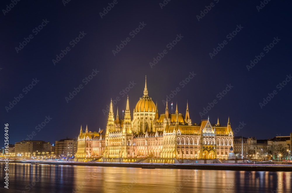 Fototapeta premium Parliament of Budapest, Hungary at night