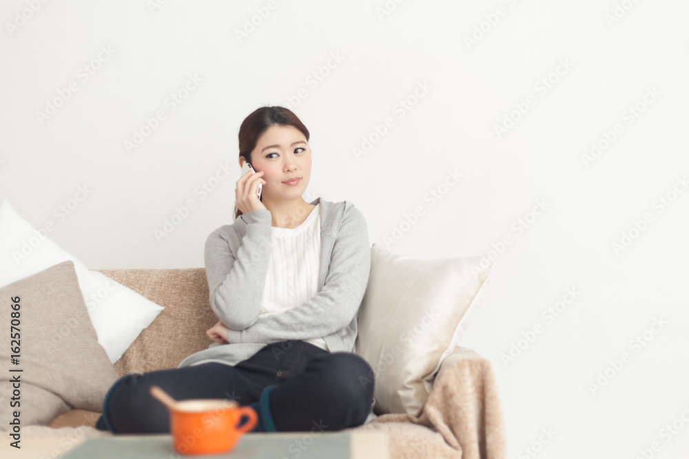 くつろぐ女性・白バック くつろぐ女性・白バック