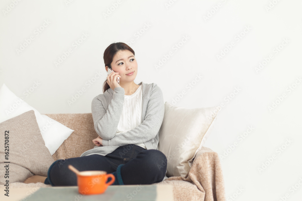 くつろぐ女性・白バック くつろぐ女性・白バック