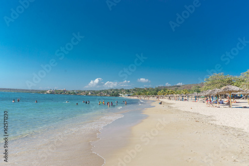 Fototapeta Naklejka Na Ścianę i Meble -  Cuba - Caribbean beach Playa Rancho Luna in Cienfuegos. Sandy coast