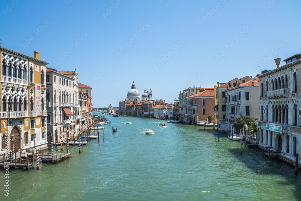 Venedig Kanal und Fassaden, im Hintergrund Kiche Santa Maria della Salute