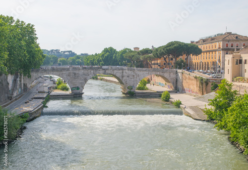 Φωτογραφία Ponte Fabricio and Isola Tiberina in Rome, Italy