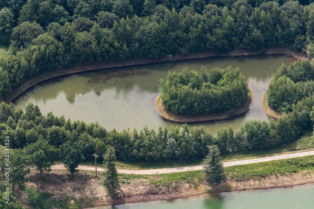 Fototapeta premium Vue aérienne d'un lac en France