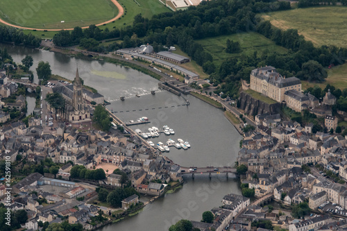 Vue a  rienne de Sabl   sur Sarthe et de son chateau en France